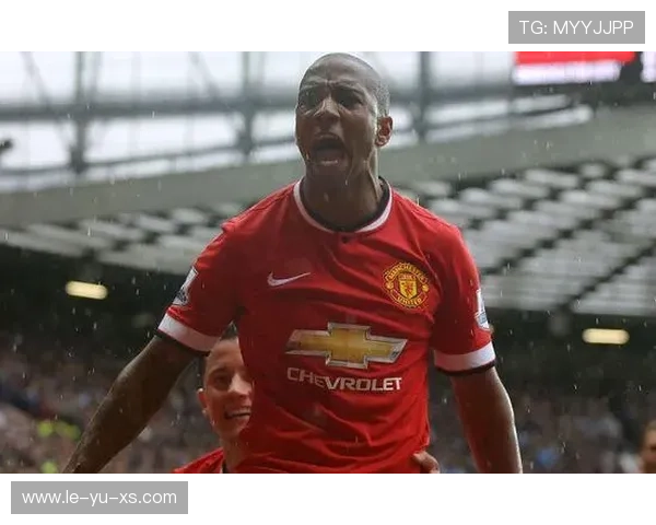 阿什利·扬的逆袭：从被弃用到曼联主力左后卫，范加尔的改造奇迹