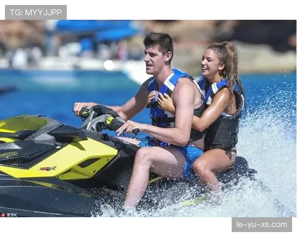 库尔图瓦庆祝动作大揭秘：从激情释放到灵感迸发的奇妙转变