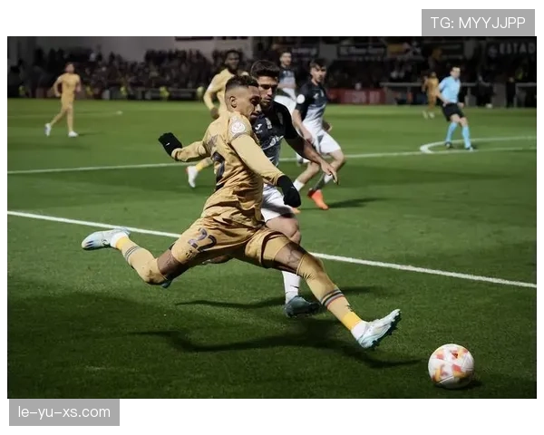 内马尔精彩进球闪耀赛场，状态回暖引关注